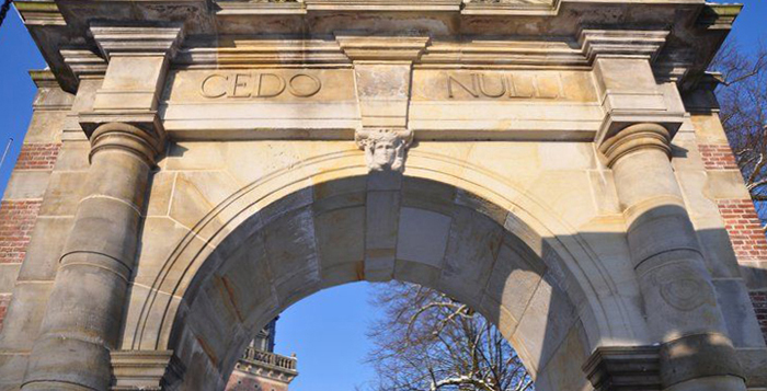 The first motto written on the arch to Nyenrode castle<p>.