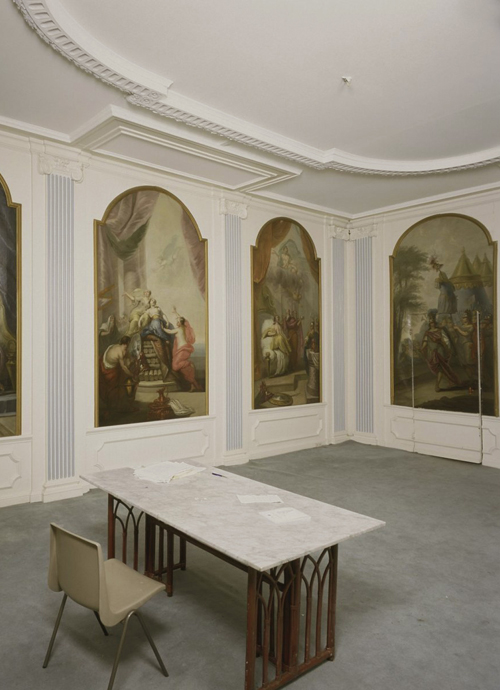 The same room before the restoration.
Its original ceiling absent since 1907