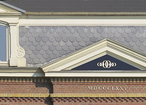 As if in awe of the renovated beauty of the place, <p> a newly designed ornament on the roof playfully reflects all the O\'s in the house\'s name. . .