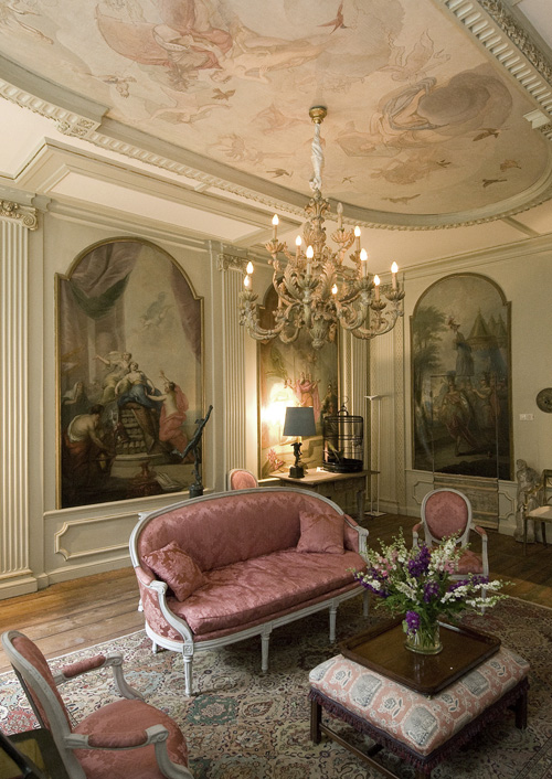 Migratory birds in a Rococo room