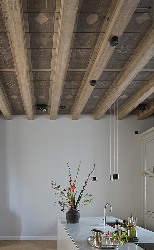 The five meter high ceiling of the garden room / kitchen.