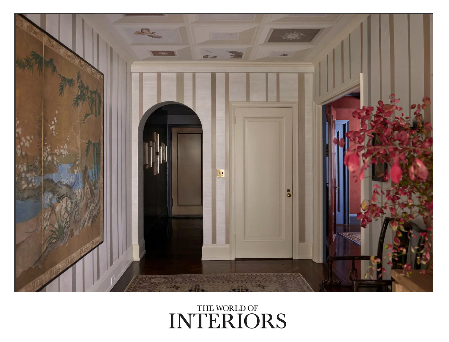 Peter Korver, an artist who lives and works in Amsterdam, garnished the entrance-hall ceiling with birds of all kinds - but species seen by the owner over the years and which have deep personal meanings. Birds that find the Hudson and East-River shores and woodlands their natural home.